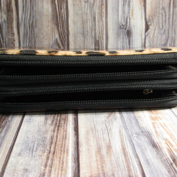 VIETA LEOPARD PRINT PATENT CLUTCH / WRISTLET - APPEARS NEW - Picture 3 of 4